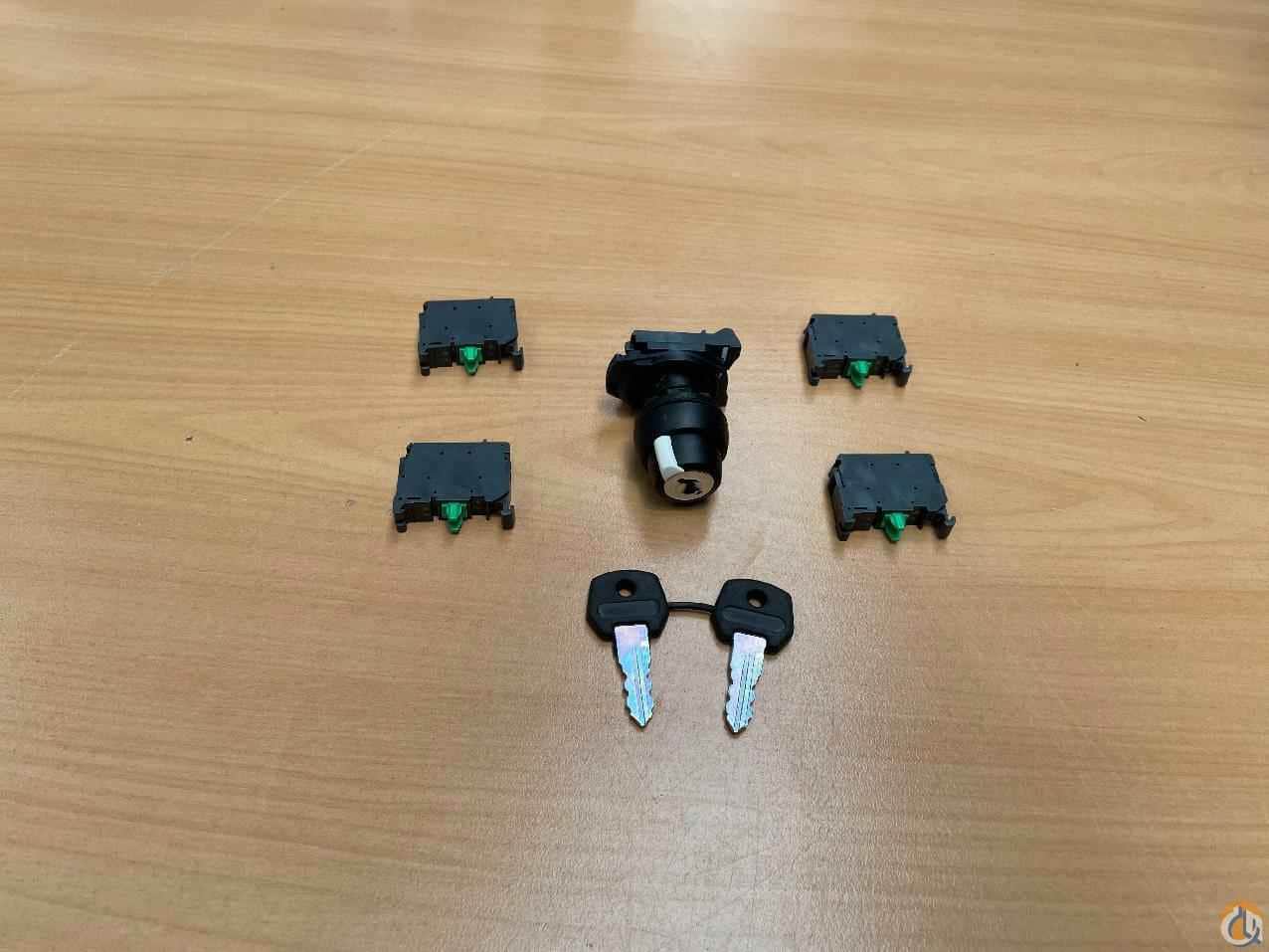 3046797 - KEY SWITCH