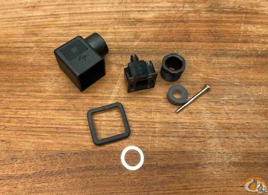 3042794 - PLUG