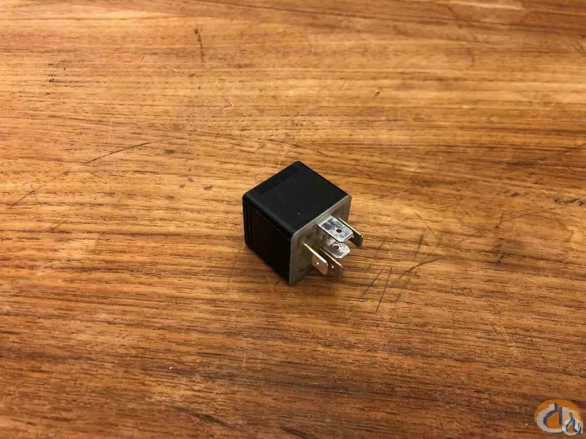 1067047 - SMALL RELAY