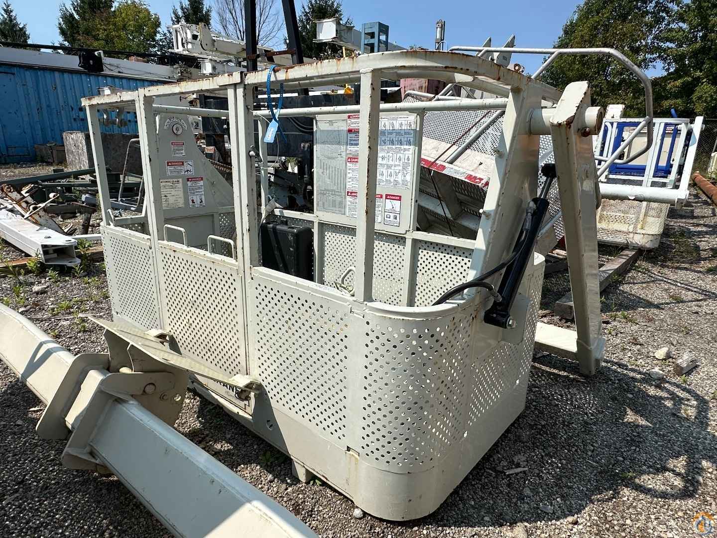 2-PERSON MAN BASKET
