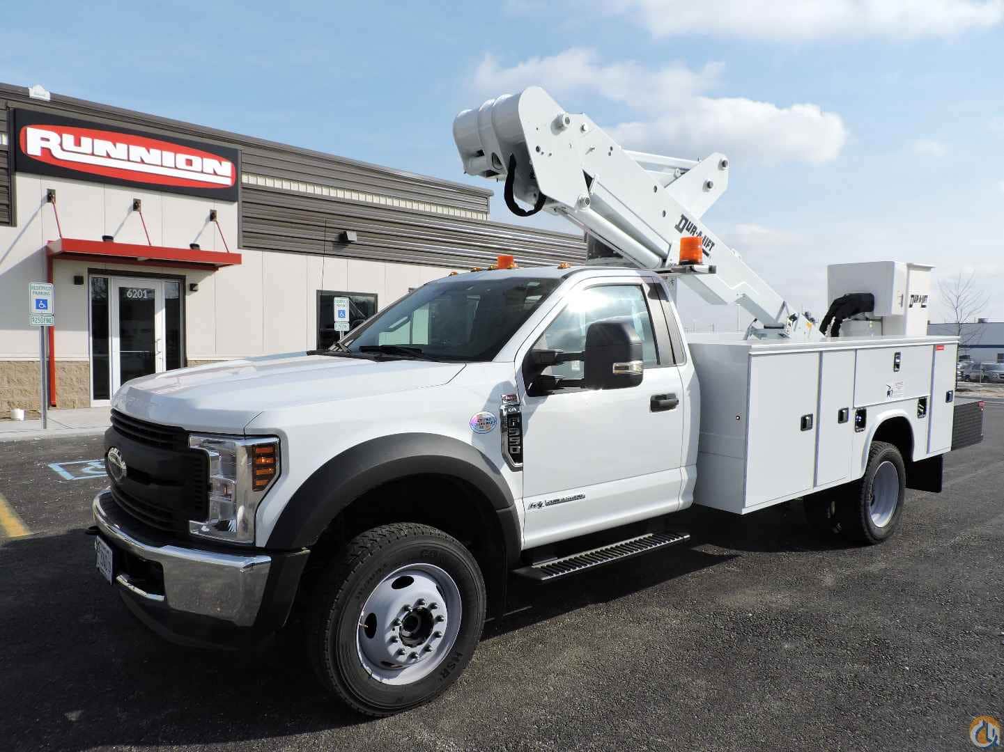 Dur-A-Lift DTAX-39FP mounted on a 2020 Ford F550 4x4