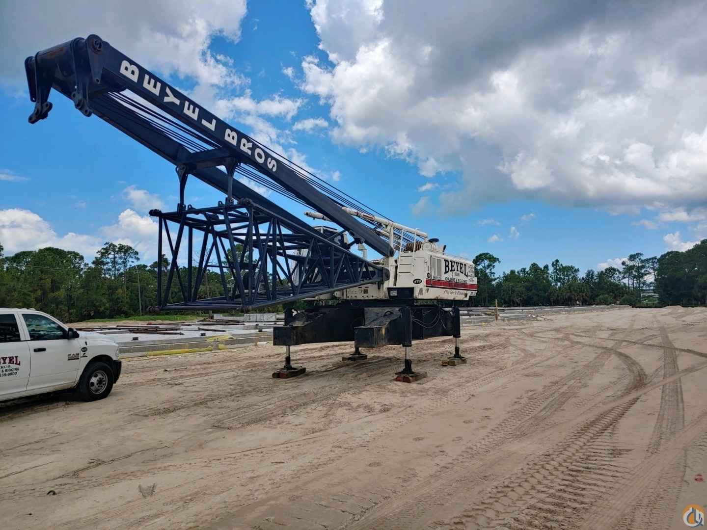 CRAWLER CRANE