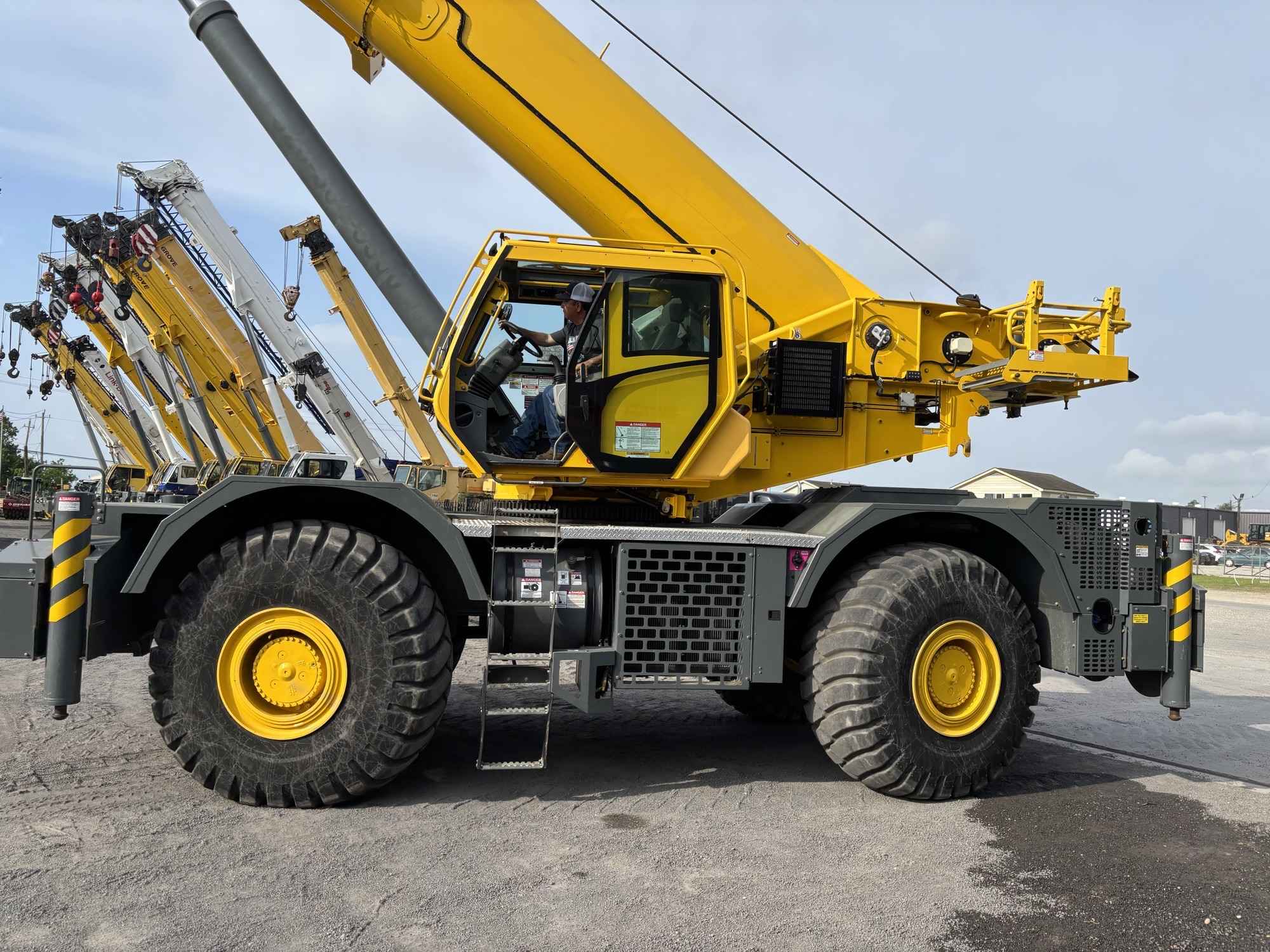 2019 Grove GRT8100