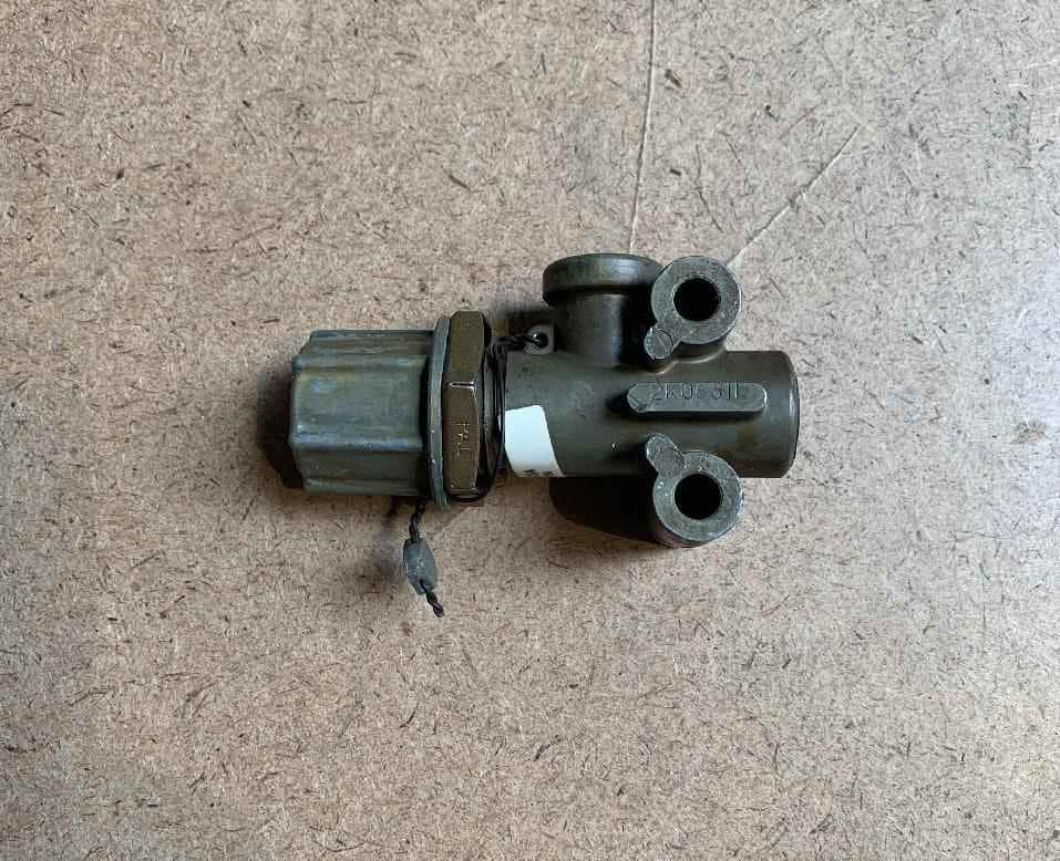 7926001959 - AIR PRESS RED VALVE (47 PSI)