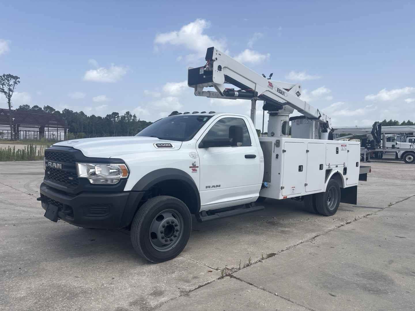 2022 Versalift SST-40-EIH