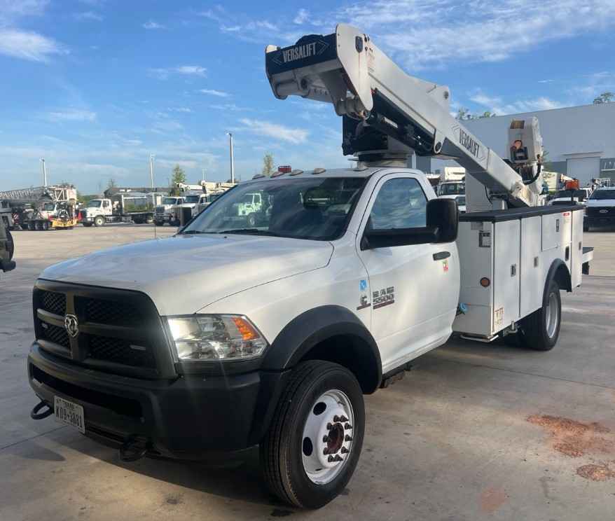 2019 Versalift VST-40-I