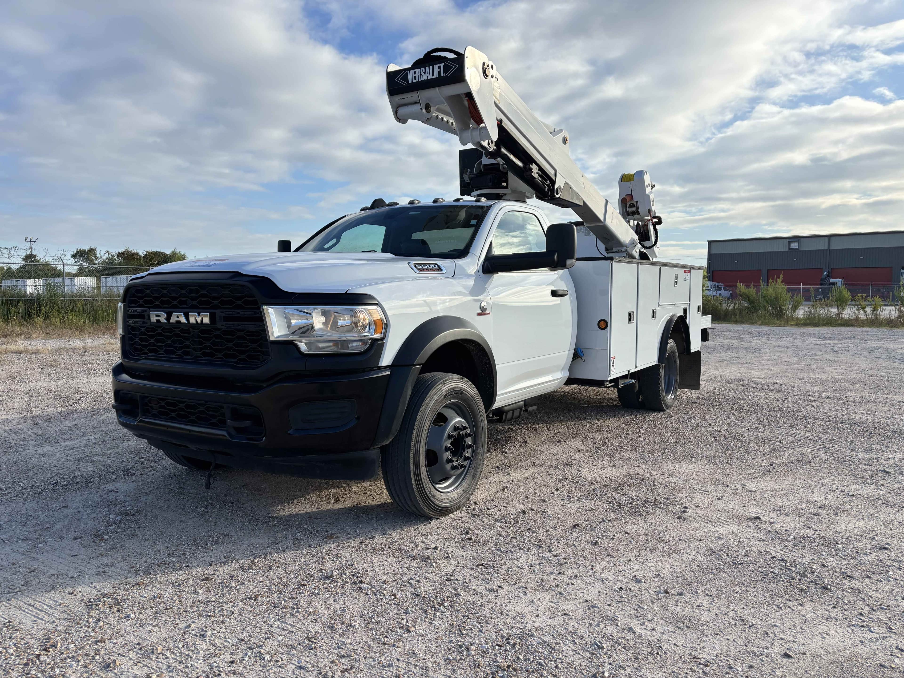 2019 Versalift VST-40-MHI