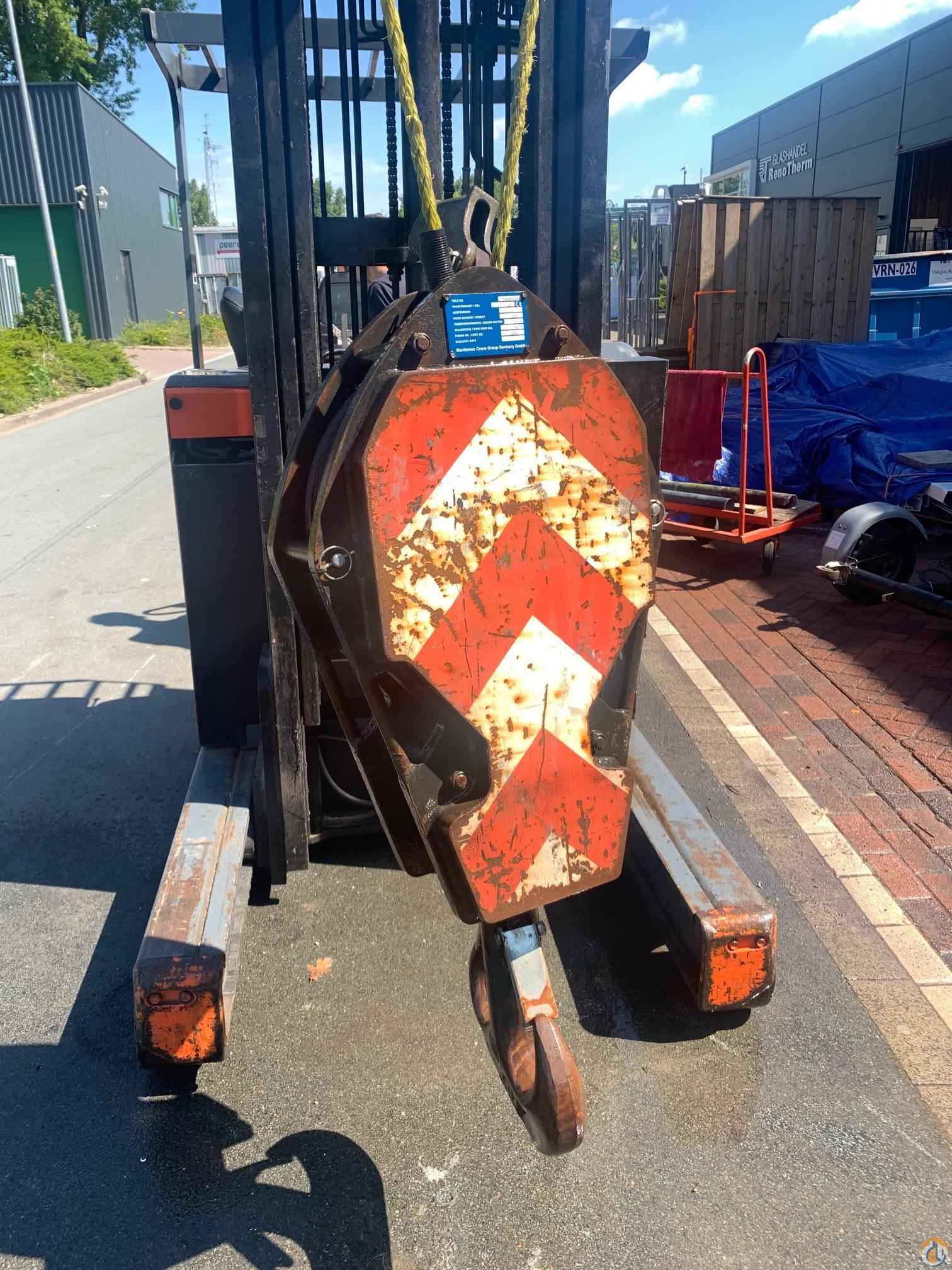 3089148 - 40 Ton hookblock 16mm 3 sheave double hook