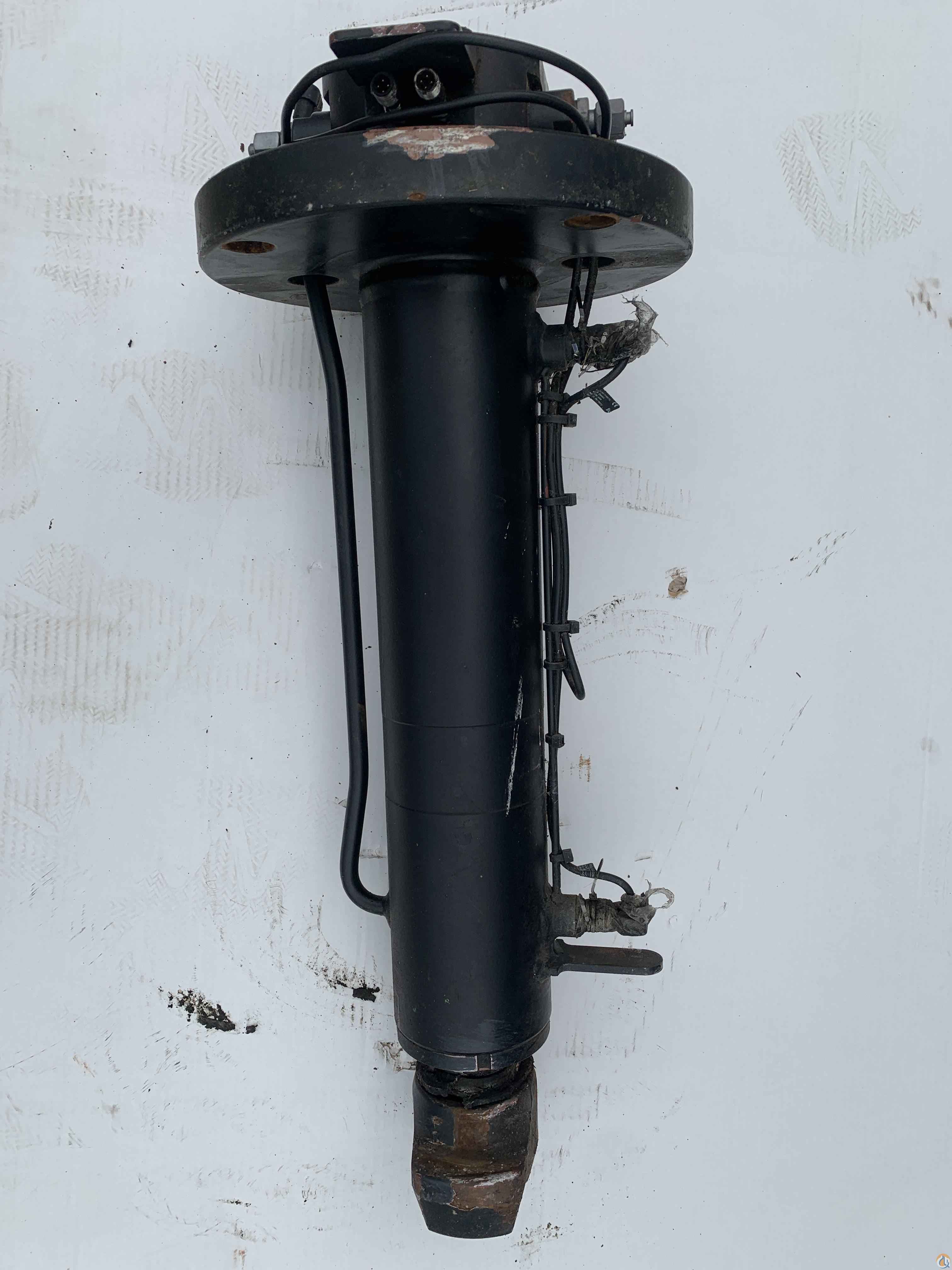 3319519 - Counterweight cylinder