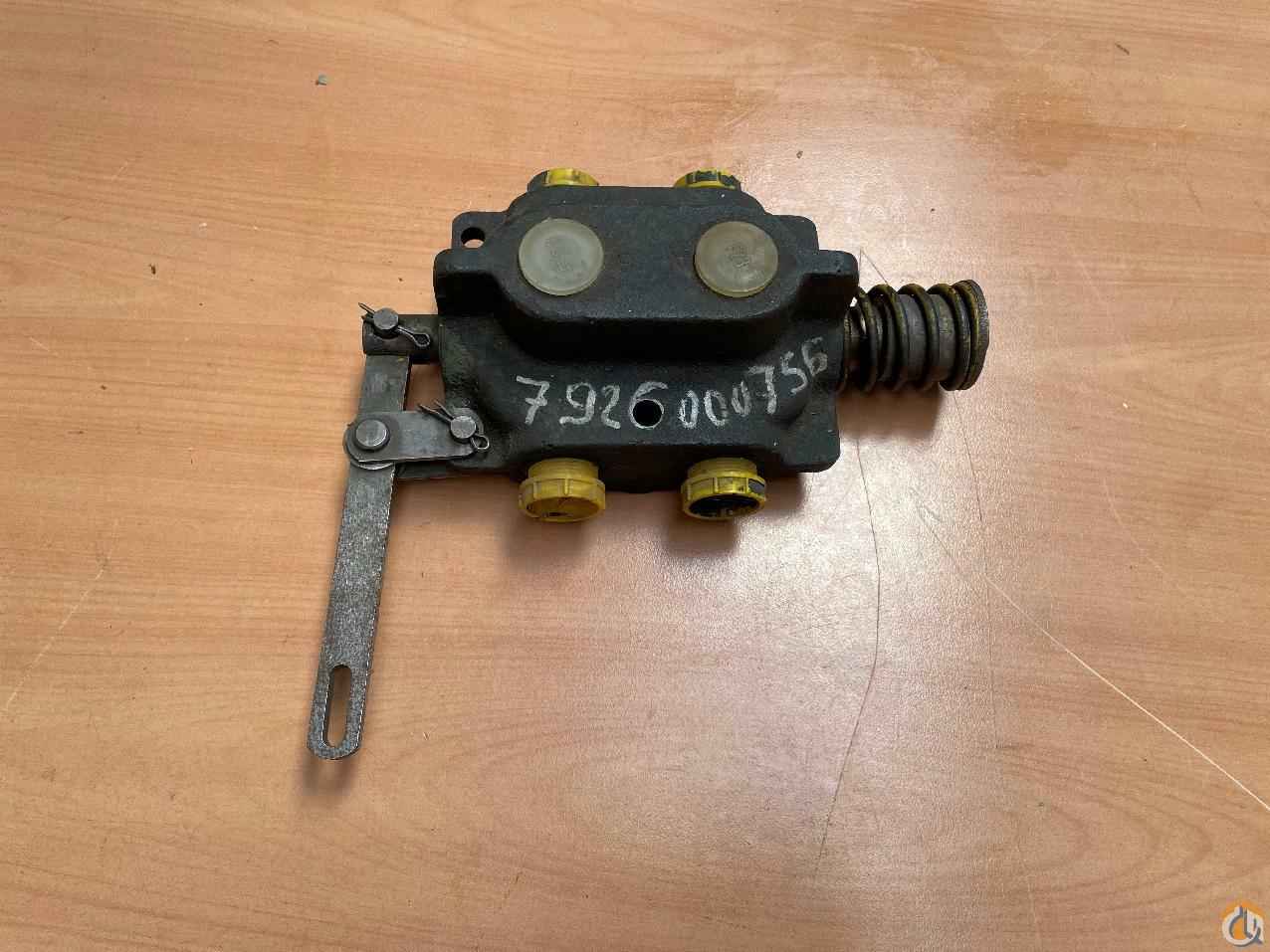 7926000756 - VALVE ASSEMBLY - SELECTOR