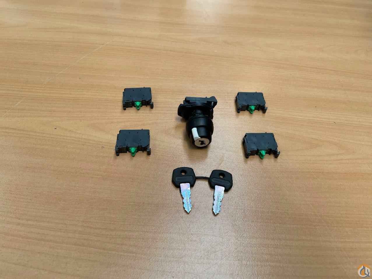 3046797 - KEY SWITCH