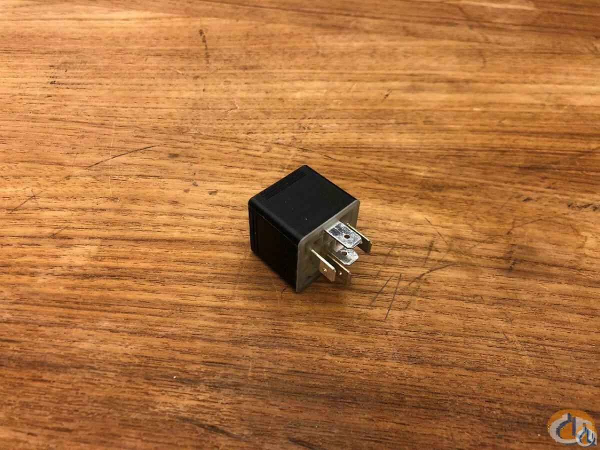 1067047 - SMALL RELAY