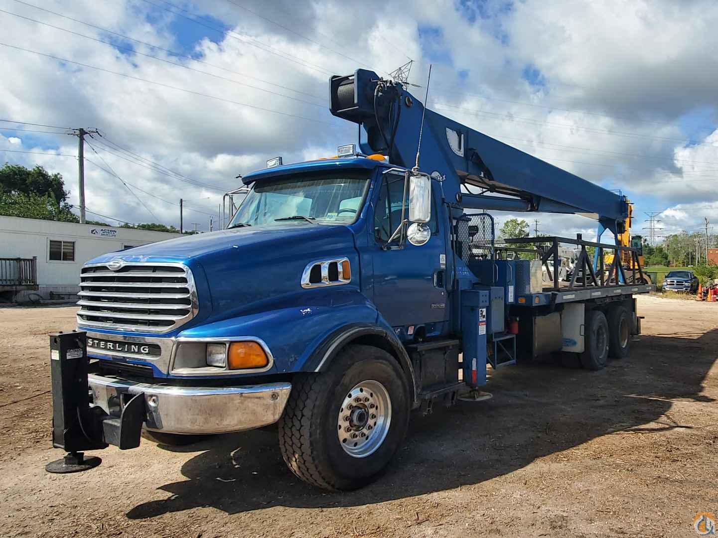 Manitex 30124C mounted on a 2000 Sterline L9500