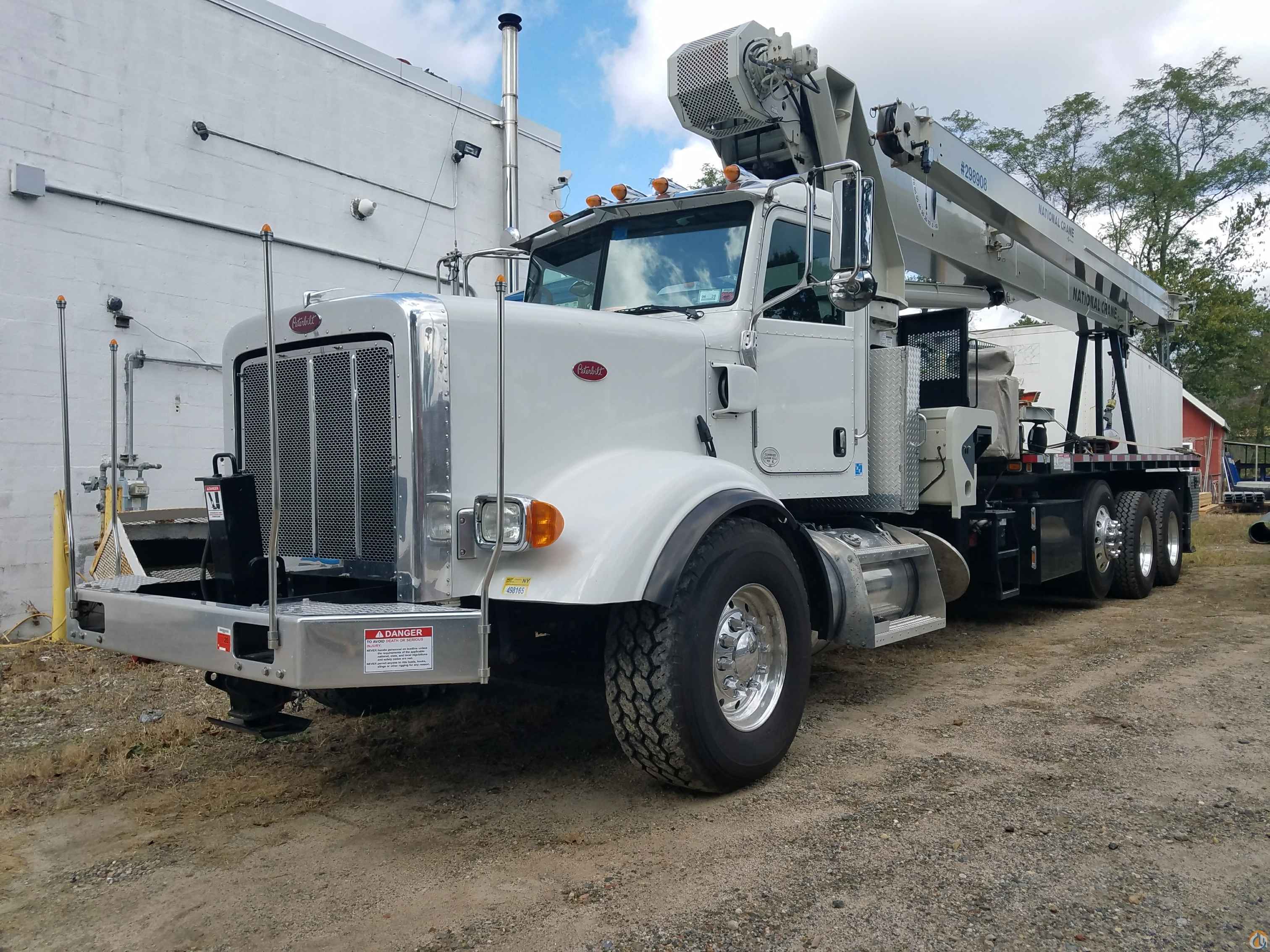2014 National 14127H (33 Ust) mounted on a 2014 367 Peterbilt Chassis
