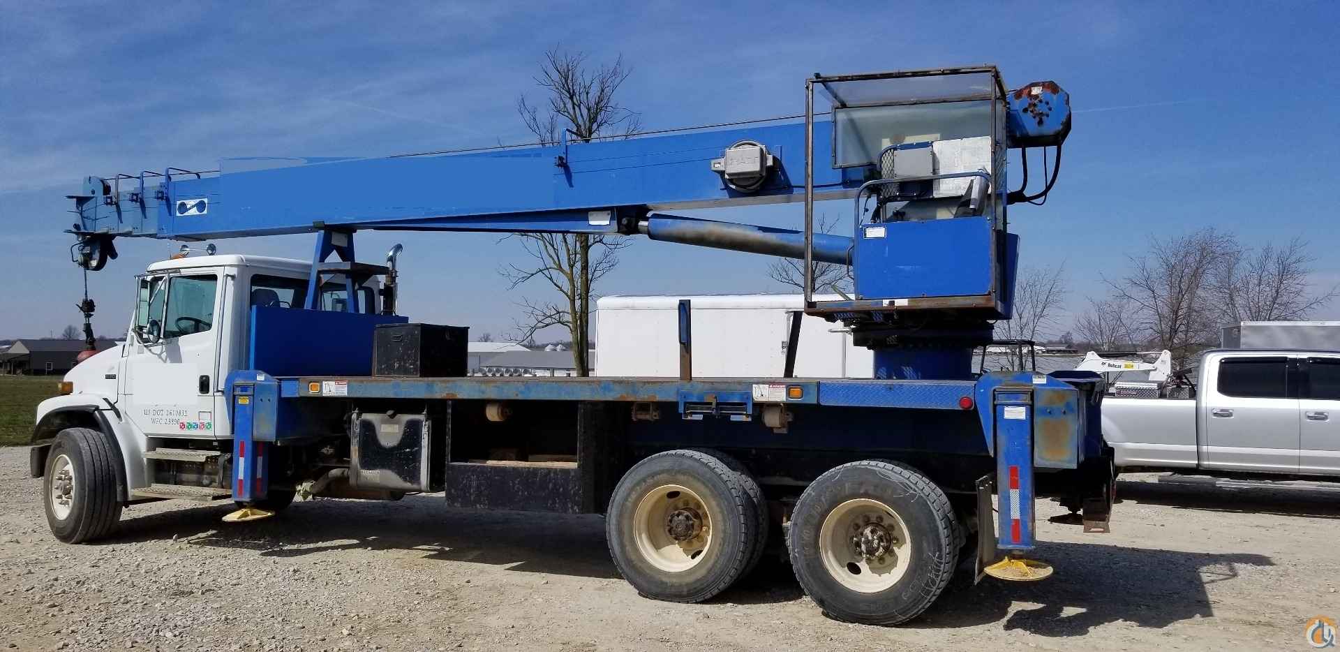 2892S Crane on a 1998 Freightliner FL80