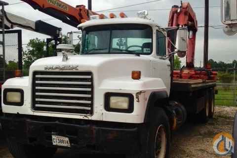 Used Fassi 240.22 knuckle boom mounted to 2000 Mack RD690S chassis