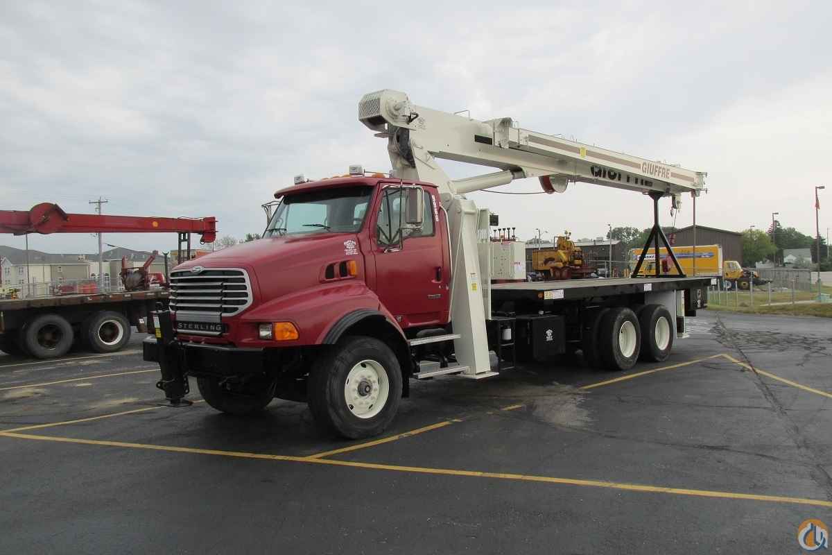 LIGHTLY USED 2009 23 TON NATIONAL ON STERLING TRUCK