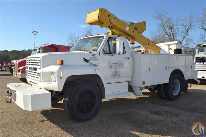 1991 FORD F700 W/Versalift VST 4000 Boom