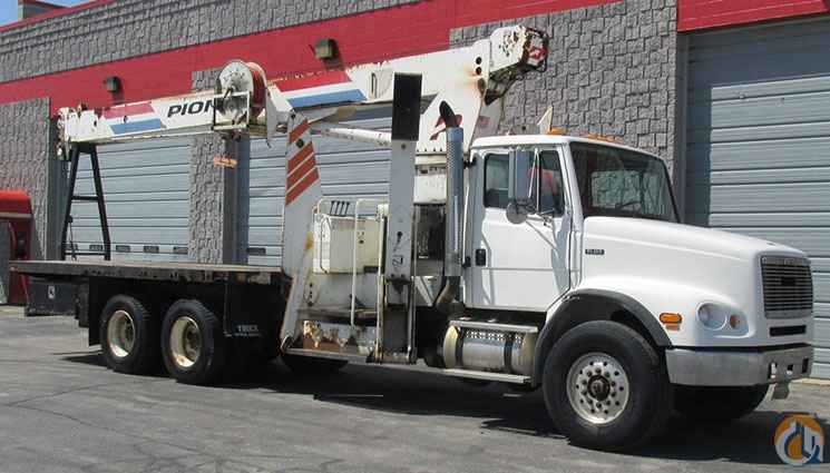 2000 PIONEER CRANE ON '98 FREIGHTLINER CHASSIS