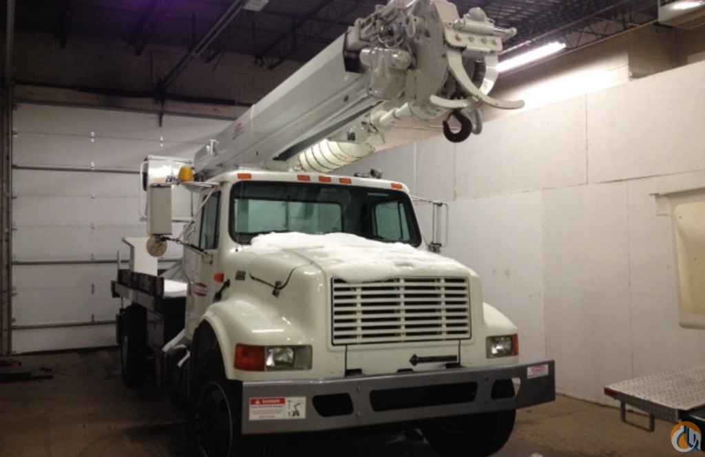 Altec Digger Derrick D947B on 2001 IH 4900 Truck