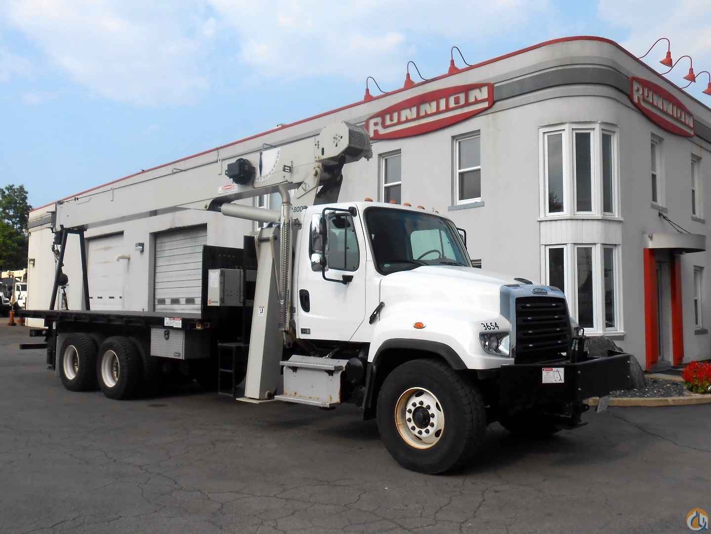 23T National 8100D on 2014 Freightliner 114SD