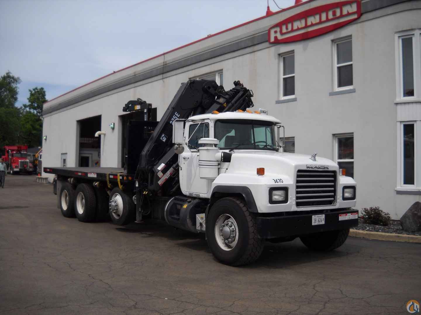 Hiab 225E-7 with large bed,remote control, and Pintle hitch!