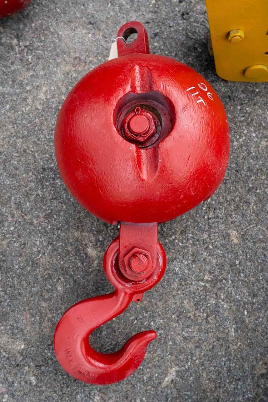 11 TON SWIVEL HOOK BALL