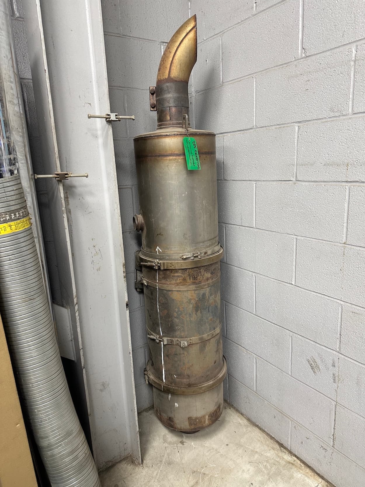 Link-Belt CAT engine exhaust muffler w/DPF