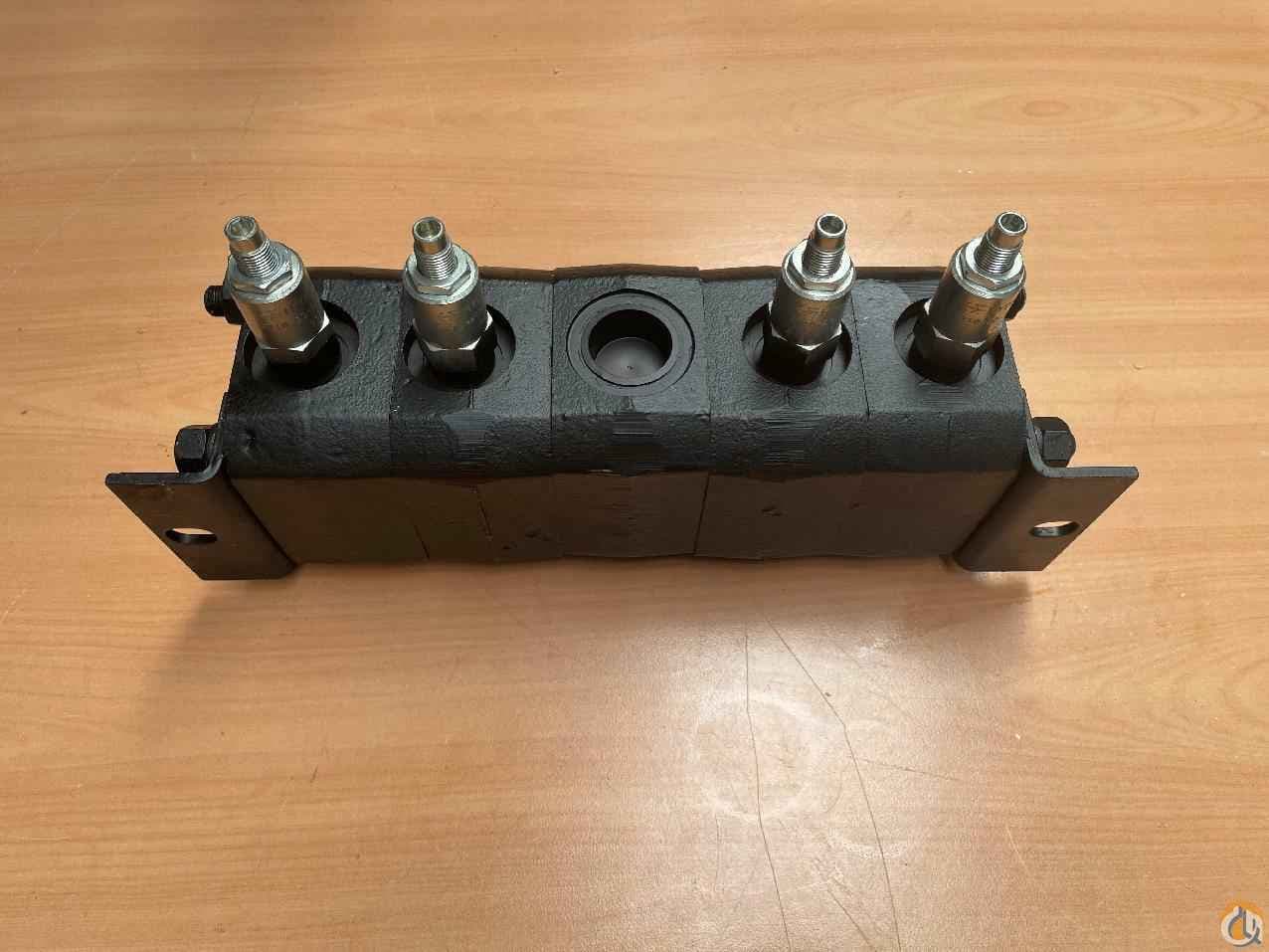 7926100585 - VALVE ASSEMBLY FLOW DIVIDER
