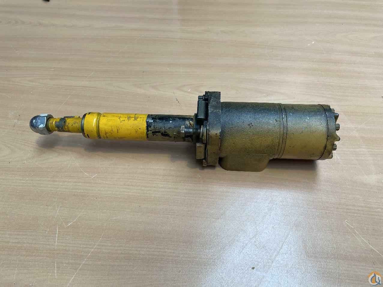 7926000204 - VALVE ASSEMBLY - STEERING