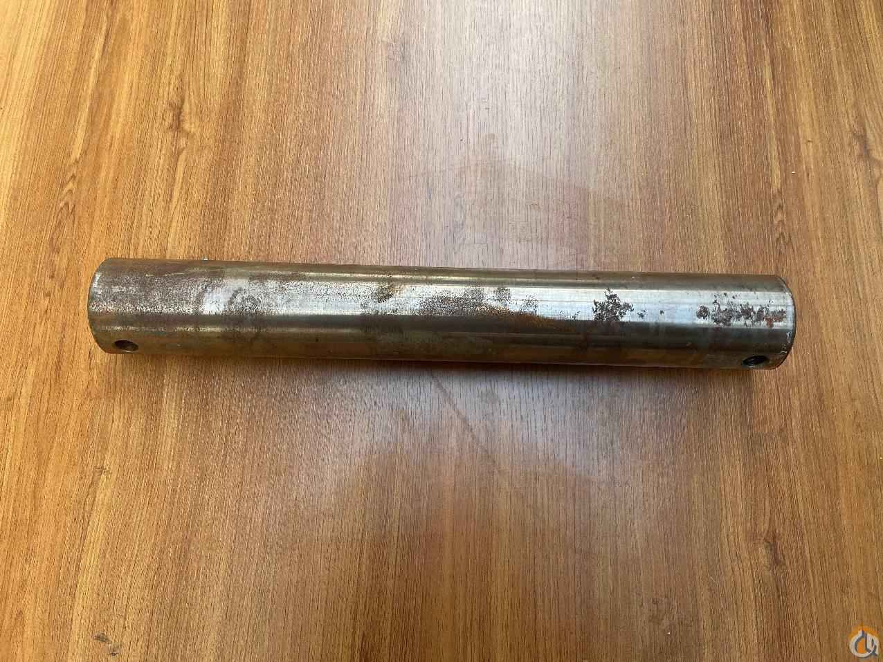6810001990 - LIFT CYL SHAFT