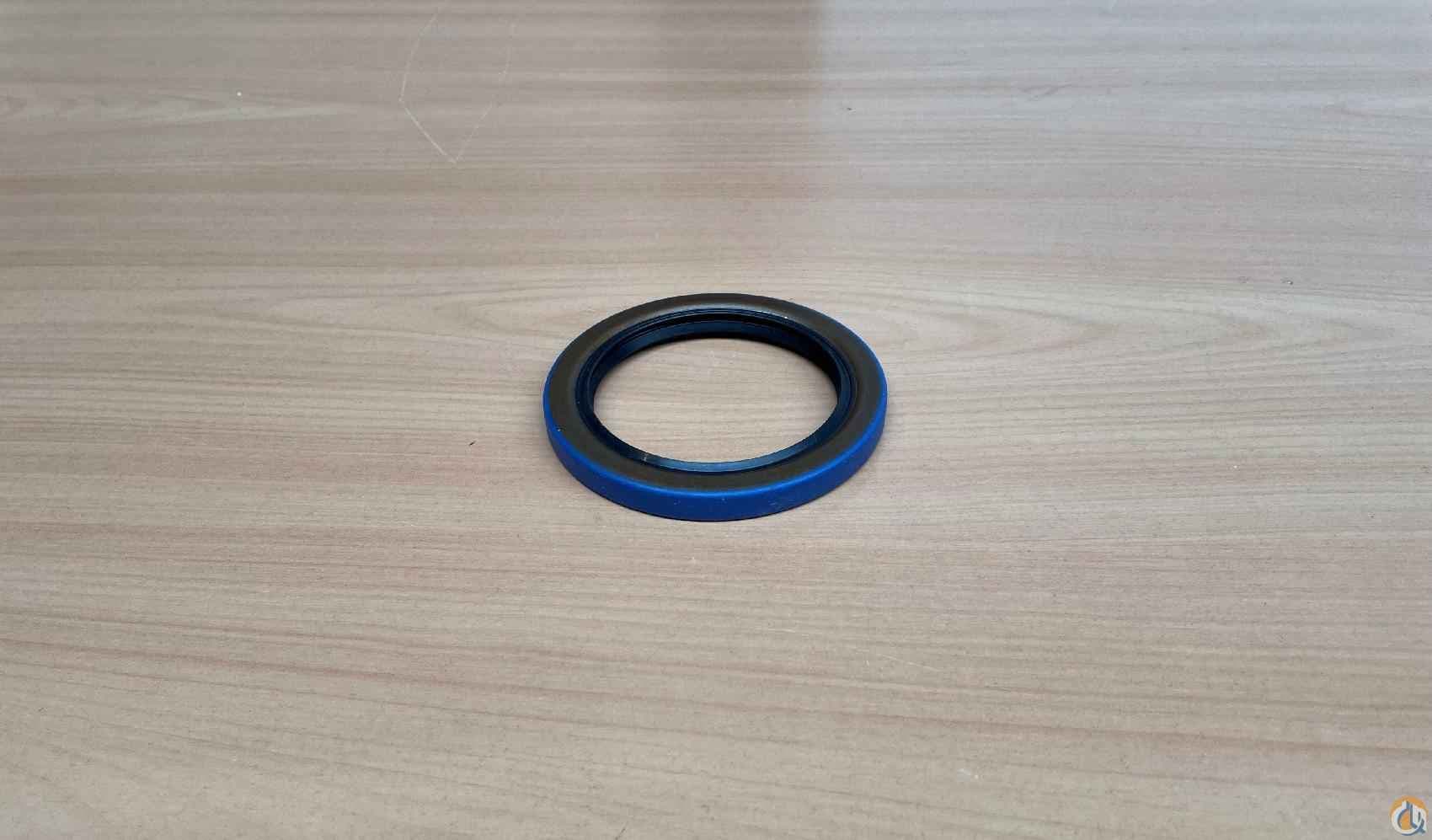 9049101579 - SEAL,OIL