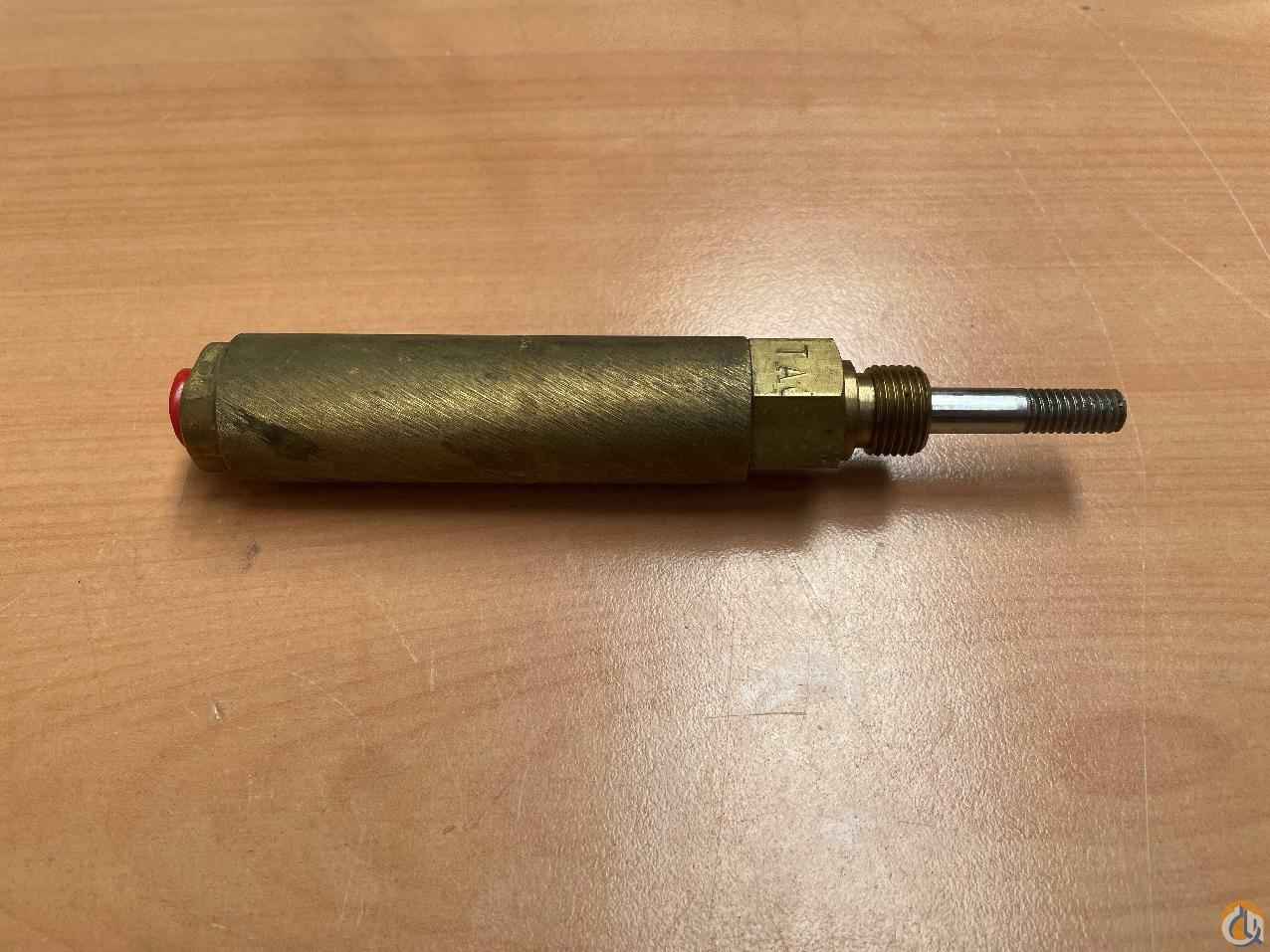 7372001060 - HYD CYLINDER