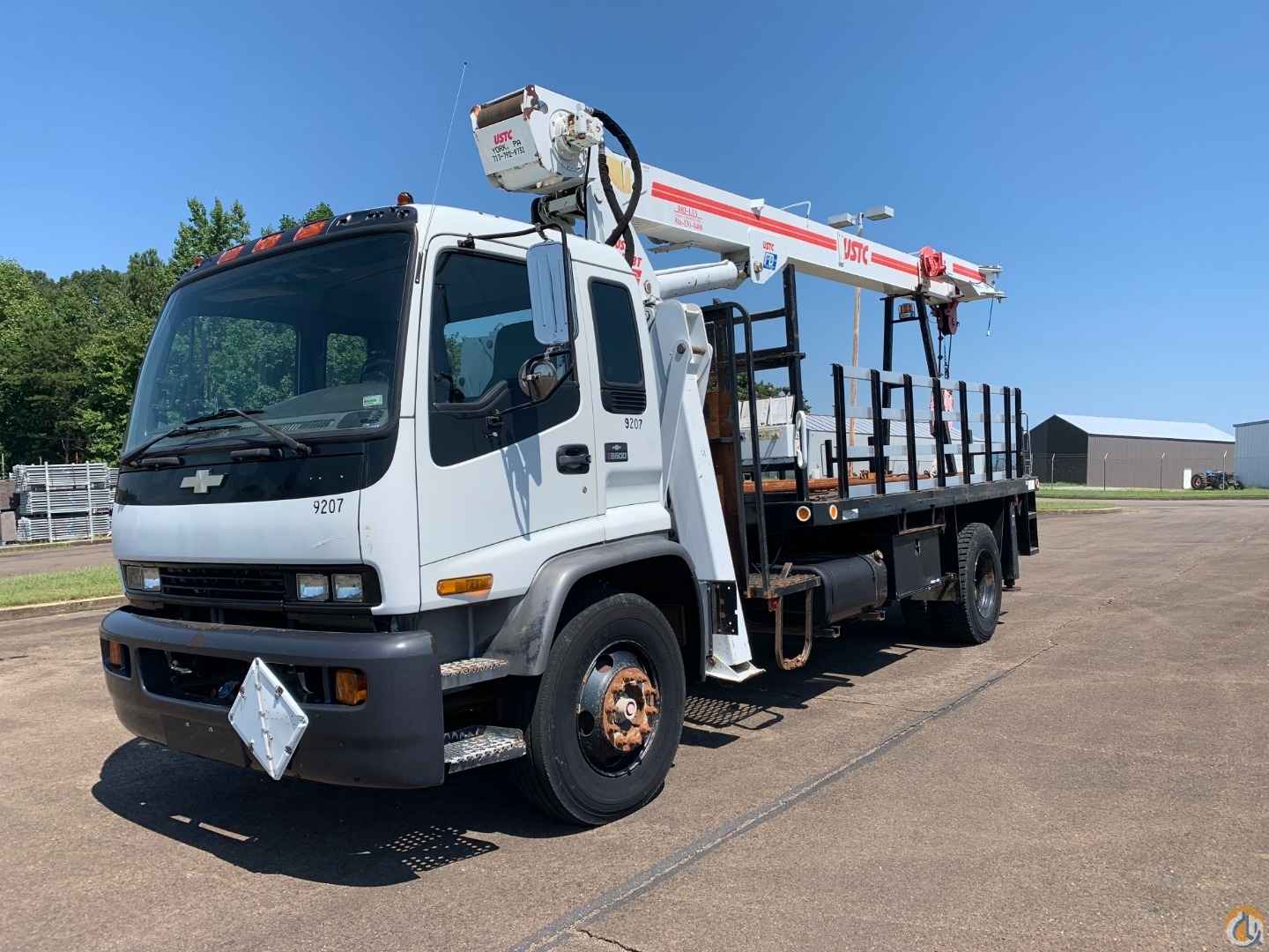 USTC 1000JBT 10 ton hydraulic crane on 1998 Chevrolet T8500 Flatbed