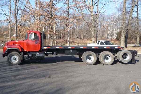 #8146 - HIAB KNUCKLEBOOM 250-3; 13 TON; 1994 MACK RD690S
